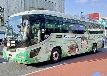 さくらももこデザインのラッピングが施された、しずてつジャストライン651号車フロント&公式側