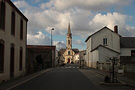 Photo datant de 2013 représentant l'église vue de la route de Vallet présentant le même cadrage qu'en 1910