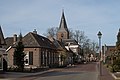 Almen, vista en la calle (la Dorpsstraat) con la iglesia protestante