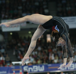 Cătălina Ponor op de balk tijdens de Wereldkampioenschappen Artistiek Turnen in Stuttgart op 9 september 2006.