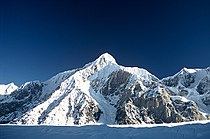 El picu Gorkiy vistu al traviés del glaciar Inylchek Sur