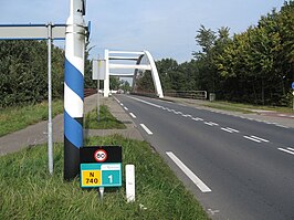 De N740 ter hoogte van de brug over het Twentekanaal tussen Delden en Bentelo