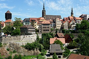 Blick auf die Altstadt von der Friedensbrücke aus. Im Vordergrund das sogenannte Hexenhäuschen (vor 1604). In der Mitte die Mönchsbastei (1324) an der Mühltorgasse. Im Hintergrund der Wasserturm (1877) in der Mönchskirchenruine, der Dom St. Petri (1213/1221) und der Rathausturm (1213/1705).