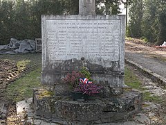 Monument aux morts, sur la base de la Croix de cimetière