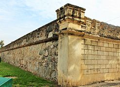 Esquina de engarce entre lienzo exterior y el curvo junto a la puerta