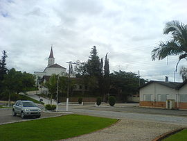 Centro da cidade e a Igreja Matriz São Pio X ao fundo