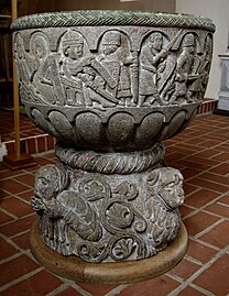 Les fonts baptismaux de l'église de Lyngsjö (en) (Suède) sculptés par Tove, au XIIe siècle.