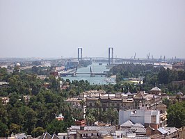 De Guadalquivir in het centrum van Sevilla met op de achtergrond de zeehaven