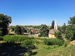 A falu látképe, előtérben a római katolikus templommal