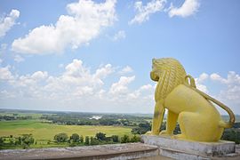 Dhauli est le site présumé de la bataille de Kalinga, à l'origine de la conversion d'Ashoka au bouddhisme.