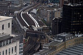 Station Waterloo East, met de voetgangsbrug naar station Waterloo (rechtsonder)