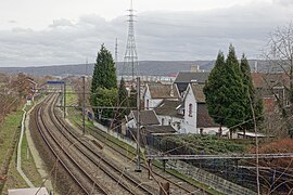 Le premier bâtiment de gare (à droite) et celui de 1882 (au fond à gauche).