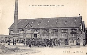 Une usine transformée en caserne, pendant la Première Guerre mondiale.