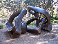 Hill Arches (1972-1973) - brons -, in de National Gallery of Australia