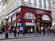 Oxford Circus, London; typischer Entwurf von Leslie Green, hier mit ergänzender Büronutzung in den weiteren Obergeschossen