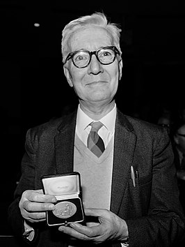 Nikolaas Tinbergen met de Swammerdam-medaille (1973)