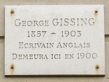 Plaque en marbre blanc avec inscription : "George Gissing, 1857-1903, Écrivain anglais, demeura ici en 1900.