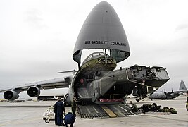 MH-53E wird aus einer C-5 Galaxy entladen