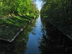 Rümlangissa, Zürichin lentoaseman länsireunalla, Glatt on kanavoitu vesiväylä.