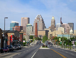 Vue du centre-ville de Baltimore depuis l'Est, au centre d'une avenue.