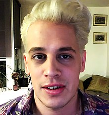 Porträt von Milo Yiannopoulos mit blonden Haaren