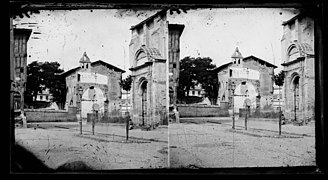 Vue stéréoscopique par Eugène Trutat du collège vers 1860, avant sa restauration par Viollet-le-Duc avec les traces de l'ancienne chapelle.