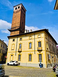 Torre auf der Piazza Borromeo.