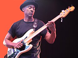 Marcus Miller soittamassa vuonna 2009.