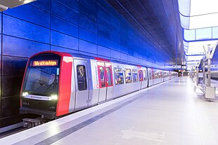 Doppeltraktion aus DT5-Einheiten an der Station HafenCity Universität