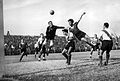 Cabeçada de Arsenio Erico durante partida entre Independiente e River Plate, em 1935.