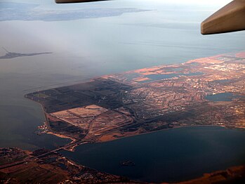 Muiderberg ligt linksonder aan het IJmeer tegenover het Almeerderstrand en Almere Poort. Foto is uit 2009.