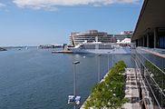 Blick von der obersten Etage des Einkaufszentrums Maremagnum, Barcelona: Kreuzfahrtschiff Silver Cloud und World Trade Center Barcelona 23. Mai 2013