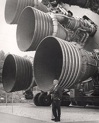 Saturn-V-Antrieb (erste Stufe S-IC) und Wernher von Braun