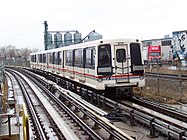 Fahrzeug des Typs ITCS Mark I auf der Scarborough Line der Toronto Subway mit Linearantrieb; zwischen den Führungsschienen gut zu erkennen der Stator, an dem sich der Zug entlangzieht