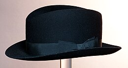 Homburg met vrij brede rand, uitgevoerd met ribslint, gedeukte bol en leren ingang