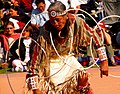 Indianer fra Arizona i USA som danser en tradisjonell hoop dance med flere store ringer