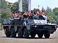 Siswa-siswi SMP Keluarga Widuri menaiki sebuah BTR-4M dari Batalyon Kendaraan Amfibi Pengangkut Artileri 1 Marinir (Yon Kapa 1 Mar) di Kesatrian Marinir Hartono, Cilandak, Jakarta Selatan