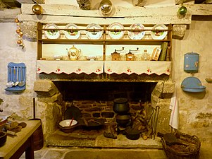 Intérieur traditionnel d'une maison du Cap Sizun, la cheminée (Maison du marquisat, Pont-Croix).