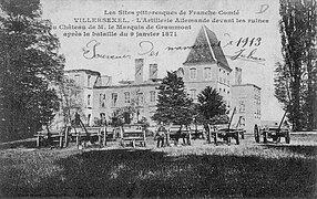 L'artillerie allemande devant les ruines du château de Villersexel.