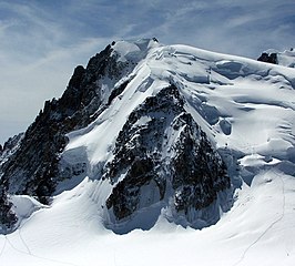 De Mont Blanc du Tacul vanaf de Aiguille du Midi, rechts op de foto de NW-flank met de normaalweg.