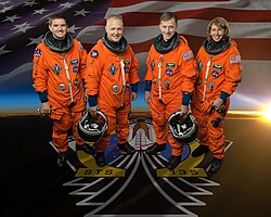 Le commandant Chris Ferguson (centre droite) ; le pilote Doug Hurley (centre gauche) ; Rex Walheim et Sandy Magnus, deux spécialistes.