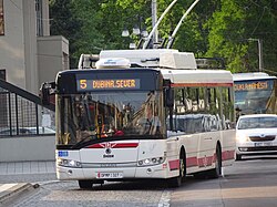 Trolejbus Škoda 26Tr DPMP na zastávce Náměstí Republiky na lince 5