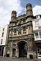 Pilger nach Rom verlassen die Kathedrale von Canterbury durch das Christ Church Gate.