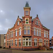 Het gemeentehuis uit 1909 naar ontwerp van Adrianus van Wissen.