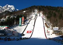 Deux tremplins de saut à skis, vus de face.