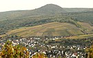 Der Neuenahrer Berg, auf dem sich die Burgreste befinden