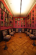 Sala con retratos