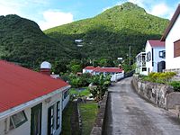 Rua em Windwardside com o Monte Scenery ao fundo.