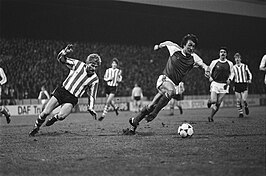 13 maart 1982, eredivisie. PSV-Feyenoord 1-2. Ben Wijnstekers (aan de bal), achtervolgd door Hallvar Thoresen (PSV).