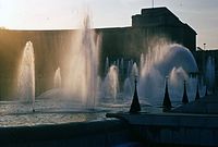 La fontaine des jardins du Trocadéro, devant le palais de Chaillot.